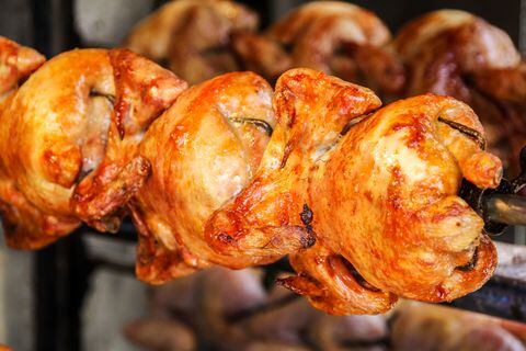 El precio del pollo asado en el país tuvo una caída en el último mes.