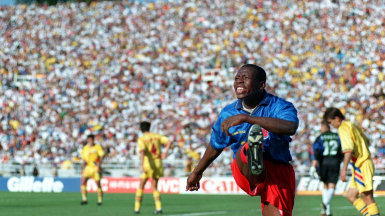 18 JUN 1994:  FAUSTINO HERNAN ASPRILLA OF COLOMBIA IN ACTION DURING THE COLOMBIA V ROMANIA MATCH. ROMANIA DEFEATED COLOMBIA AT THE ROSE BOWL 3-1, IN LOS ANGELES, CALIFORNIA. Mandatory Credit: Stephen Dunn/ALLSPORT