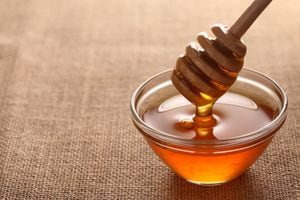 A la miel se le confiere una variedad de propiedades, pero ¿puede servir para conciliar el sueño?