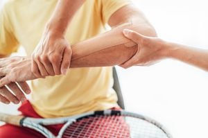 El codo de tenista es una afección que se genera en el codo por movimientos repetitivos.