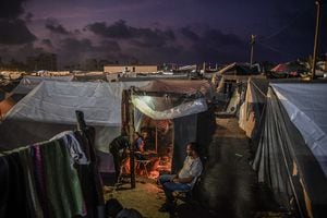 Familias palestinas se refugian en el campo de refugiados de la Agencia de Obras Públicas y Socorro de las Naciones Unidas (UNRWA) ubicado en Khan Yunis, Gaza, el 1 de noviembre de 2023. (Foto de Abed Zagout/Anadolu a través de Getty Images)