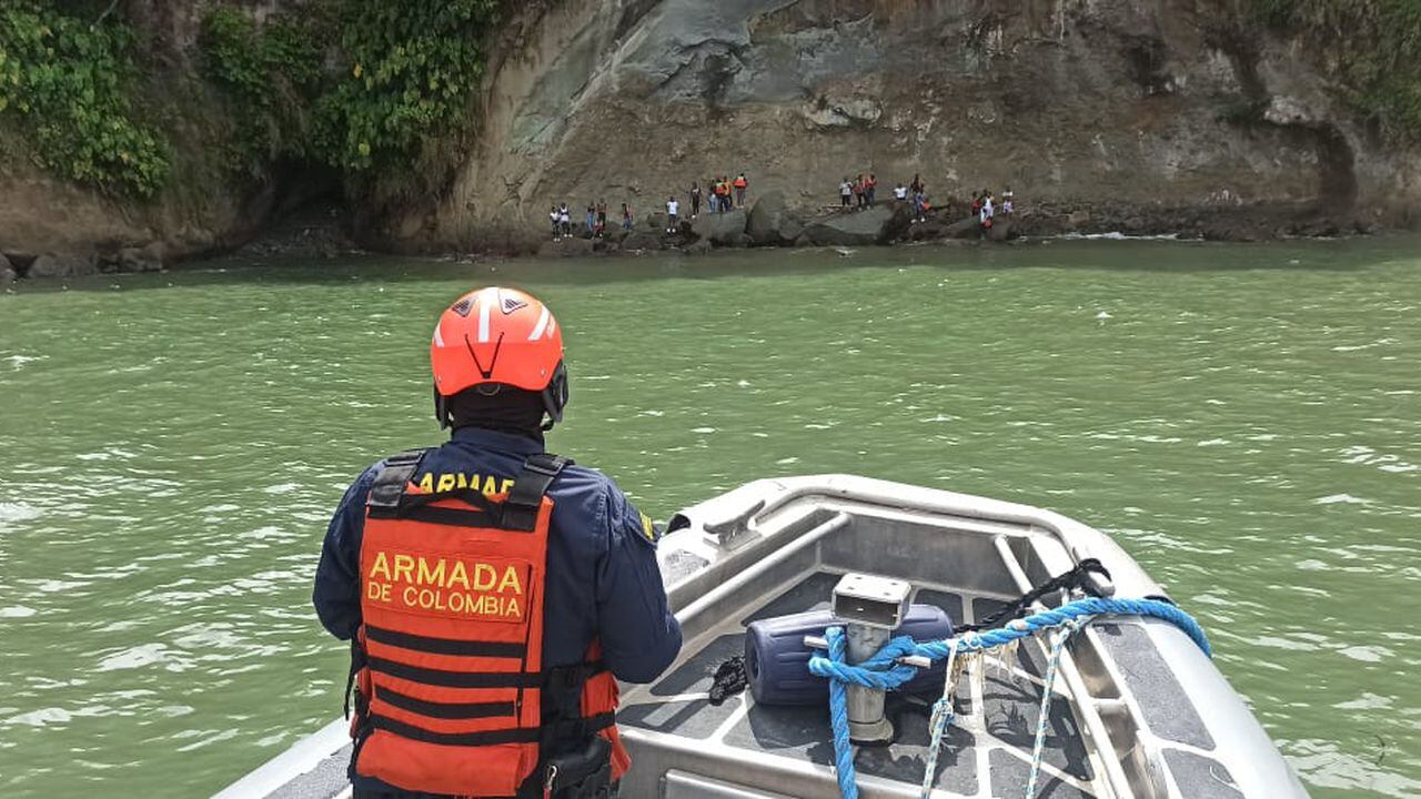 Los tripulantes de la embarcación fueron abandonados en unas rocas en pleno mar abierto.