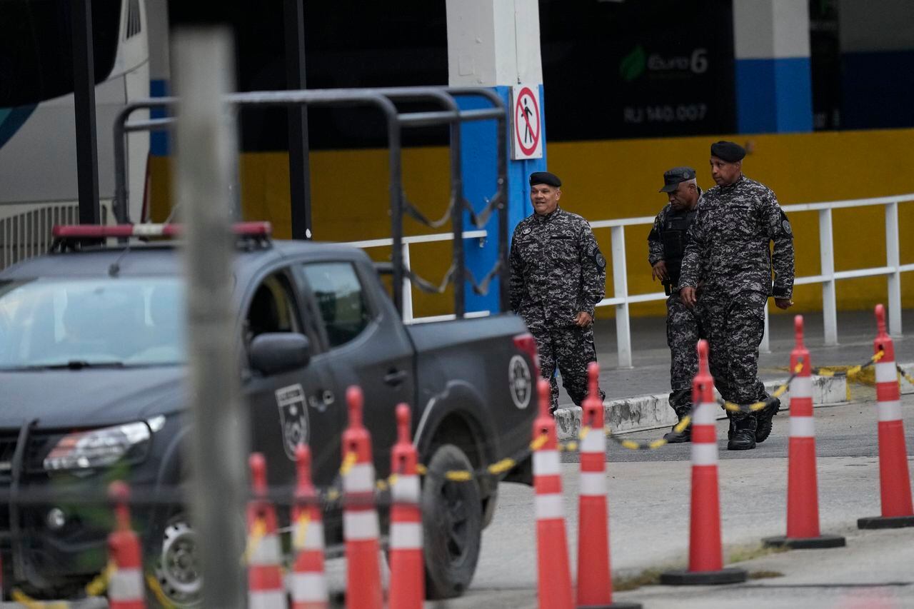 Policías de élite caminan por una terminal de autobuses donde, según la policía, un hombre armado hirió a dos personas y tomó como rehenes a otras 17 a bordo de un autobús, en Río de Janeiro, Brasil, el martes 12 de marzo de 2024.