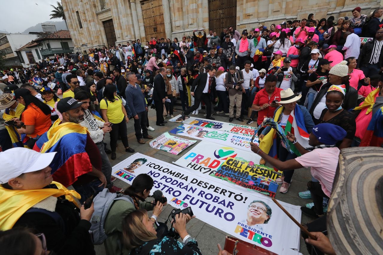 Panorámicas Plaza de Bolívar con gente esperando la Posesión del Presidente Gustavo Petro