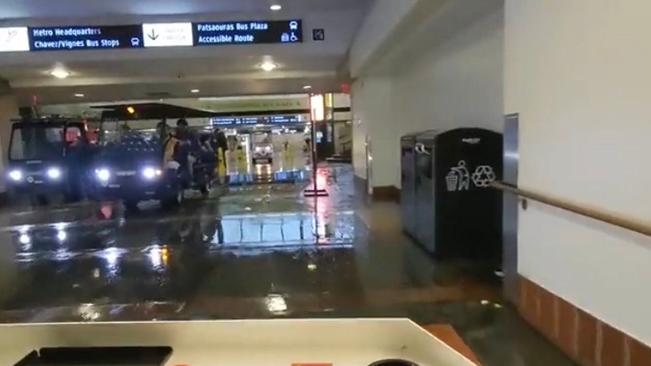 Gran parte de la estación de Unión del Centro de Los Ángeles resultó inundada, obligando al personal de servicio a transportar a los viajeros en carritos de golf, para llegar a las plataformas del Metro o para salir del lugar.