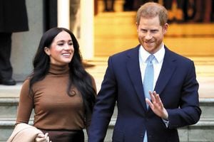 LONDRES, INGLATERRA - 7 DE ENERO: El príncipe Harry, duque de Sussex y Meghan, duquesa de Sussex salen de la casa de Canadá el 7 de enero de 2020 en Londres, Inglaterra. (Foto de Chris Jackson / Getty Images)