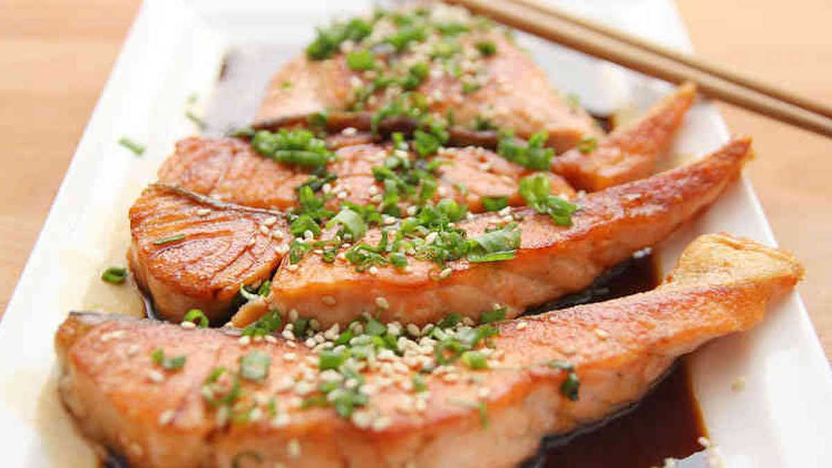 El salmón es uno de los alimentos que más aporta ácidos omega-3.