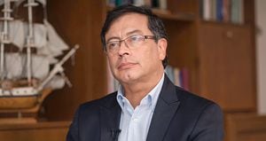Fajardo ha dicho que no buscará alianzas con Gustavo Petro. Pero otros sectores no le han cerrado la puerta al líder de la Colombia Humana.