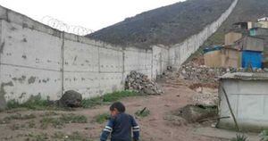 El muro está construido en el barrio San Francisco en Lima.