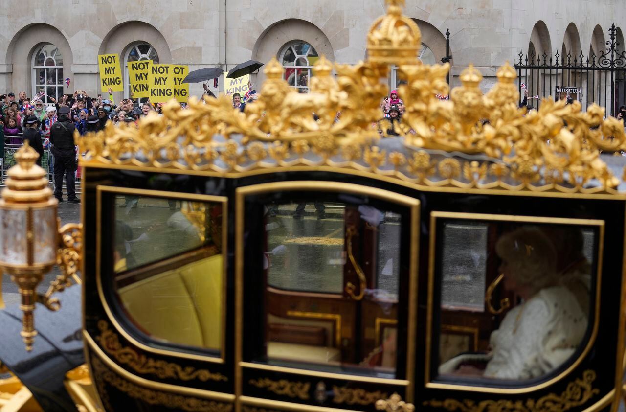 Carlos III de Gran Bretaña y Camilla, la reina consorte, viajan en el autocar estatal Diamond Jubilee hacia la Abadía de Westminster