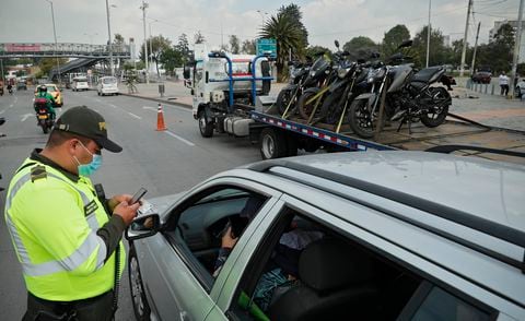 Movilidad en Bogotá en la primera semana de pico y placa todo el día puesto de control policía de tránsito
Comparendo 
Bogotá enero 12 del 2022
Foto Guillermo Torres Reina