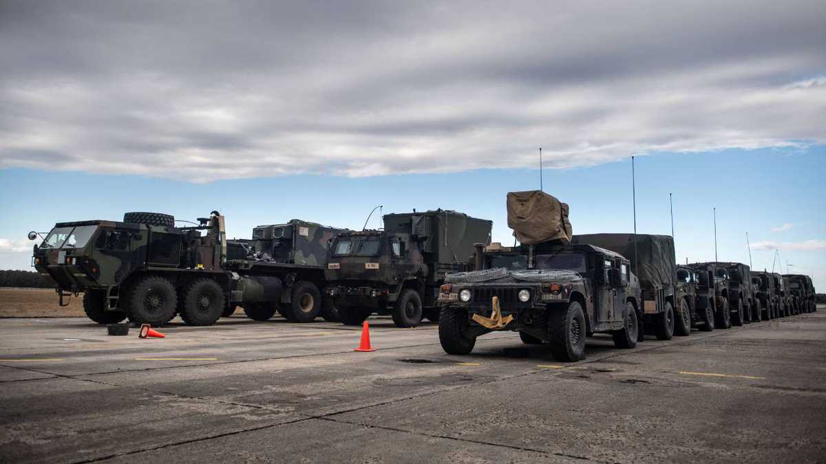 Un convoy del Ejército de los EE. UU. de vehículos del 2.º Regimiento de Caballería en la pista de aterrizaje de la base aérea de Kuchyna el 17 de febrero de 2022, cuando las tropas estadounidenses llegaron a Eslovaquia para el simulacro Sabre Strike 22 planificado por la OTAN.