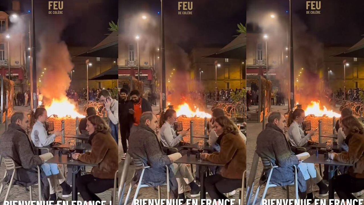 En el video también se puede observar cómo los manifestantes siguen avivando las llamas