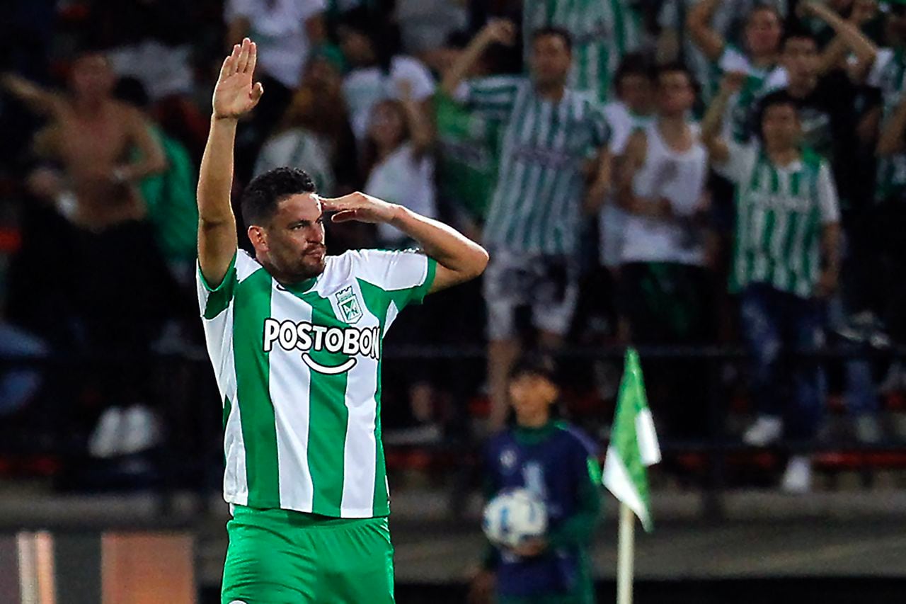 Atletico Nacional's Uruguayan midfielder Maximiliano Cantera (L) celebrates after scoring during the Copa Libertadores round of 16 first leg football match between Colombia's Atletico Nacional and Argentina's Racing Club at the Atanasio Girardot stadium in Medellin, Colombia, on August 3, 2023. (Photo by Fredy BUILES / AFP)