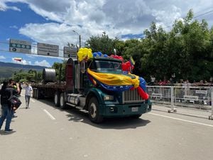 Primer camión venezolano cruza la frontera.
