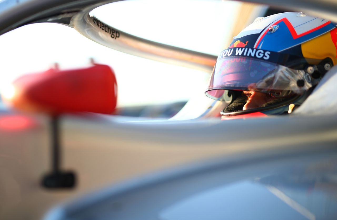 Sebastian Montoya de Colombia y Hitech Grand Prix (17) se prepara para conducir durante el tercer día de pruebas de Fórmula 3 en el Circuito de Jerez el 23 de septiembre de 2022