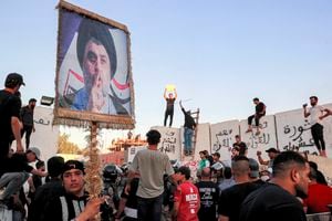 Los partidarios del clérigo chiíta iraquí Moqtada al-Sadr se reúnen para una protesta frente a la embajada sueca en Bagdad el 20 de julio de 2023. Foto: AFP
