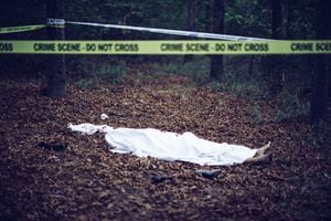 Cadáver cubierto con una sábana en la escena del crimen de asesinato