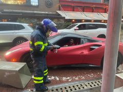 Conductor de Ferrari es multado por dejar mal parqueado el auto de lujo.