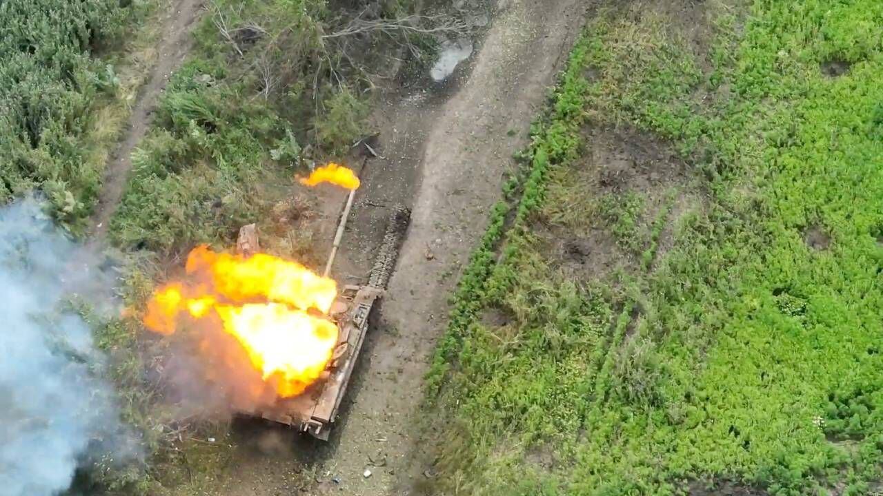 El Ejército de Ucrania dice que destruyó un tanque ruso cerca de Bajmut.