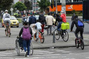 Capitalinos en bicicleta y caminando por la calle 146 con carrera 104 en Bogotá a pesar de la cuarentena.