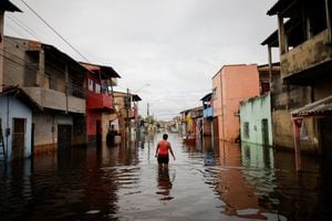 María de Fátima camina sola en una calle inundada después de perder su casa durante las inundaciones causadas por fuertes lluvias en Maraba, estado de Pará, Brasil. Foto REUTERS/Ueslei Marcelino