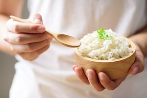 El arroz es rico en fibra, pero su cantidad se diferencia en si es blanco o integral. Foto: Getty Images.