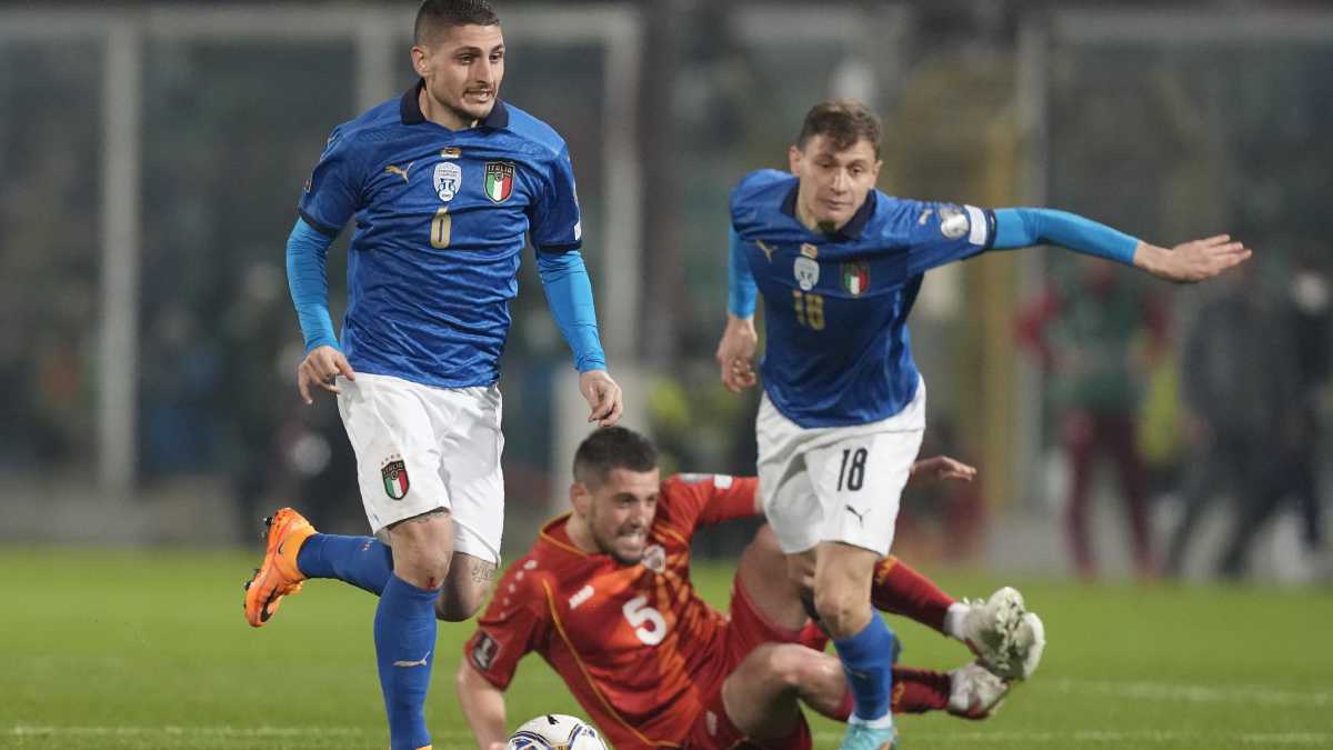 El italiano Marco Verratti controla el balón durante el partido de fútbol de clasificación para la Copa del Mundo entre Italia y Macedonia del Norte, en el estadio Renzo Barbera, Palermo, Italia, el jueves 24 de marzo de 2022. (AP / Antonio Calanni)