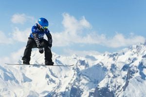 Maelle Ricker, de Canadá, vuela durante el Campeonato Mundial Femenino de snowboard cross en Veysonnaz, Suiza. (AP)