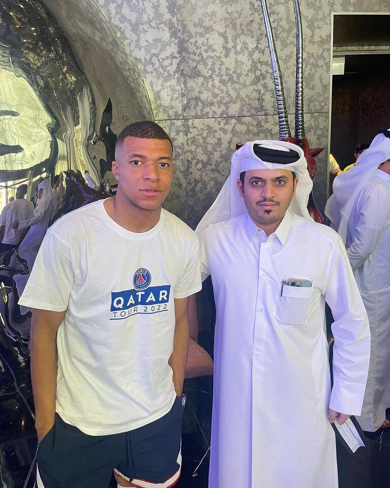 Al-kaabi posa en una foto junto a Mbappé en una reciente visita del PSG a Qatar