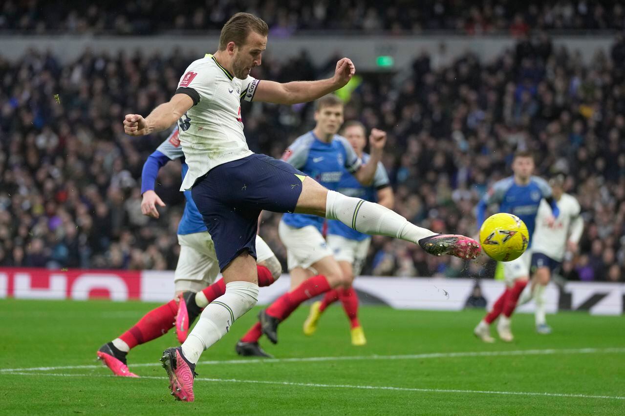 Harry Kane del Tottenham dispara en un intento de anotar durante el partido de la Copa FA contra el Portsmouth, en Londres, el sábado 7 de enero de 2023. (AP Foto/Kin Cheung)
