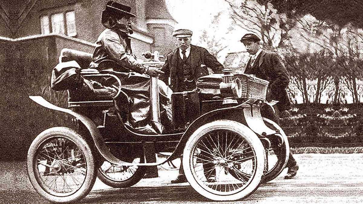 Un De Dion-Bouton de 1899, fue el primer carro que recorrió las calles de Colombia.