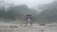 Una puerta tradicional se ve inundada en el área de Miaofengshan, en las afueras de Pekín, el martes 1 de agosto de 2023.