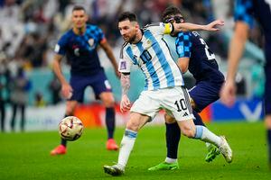 Lionel Messi de Argentina lucha por el balón con Josko Gvardiol de Croacia durante el partido de fútbol semifinal de la Copa del Mundo entre Argentina y Croacia en el Estadio Lusail en Lusail, Qatar, el martes 13 de diciembre de 2022. 
