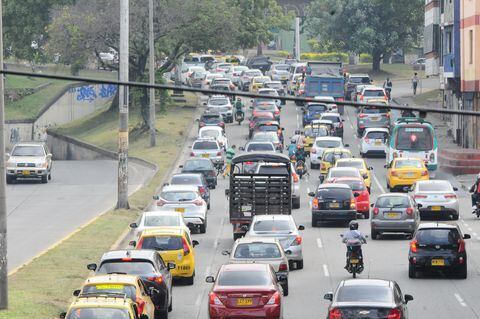 Cali: Tranco de la calle 5 entre cr 13 y 5 nuevo lugar de robo por la poca movilidad generada por el semáforo peatonal que ocasiona el trancón y aprovechan los ladrones para hurta: Foto José L Guzmán. El País. Junio 16-23