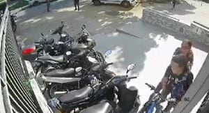 Una cámara de seguridad captó el momento en el que el delincuente intentó llevarse la bicicleta.