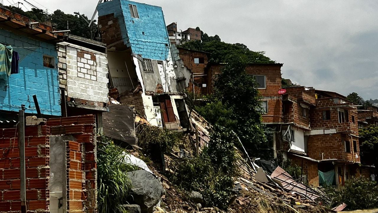 Cuatro viviendas colapsadas en el barrio El Pesebre de Medellín.