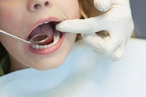 A parte del cepillado de dientes correcto, existen preparaciones naturales para prevenir el mal aliento en niños. Foto: Getty Images.