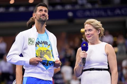 El serbio Novak Djokovic releva la camiseta con una imagen de él junto a Kobe Bryant en honor al fallecido basquetbolista tras ganar su 24mo título de Grand Slam al superar en la final del US Open a Daniil Medvedev el domingo 10 de septiembre del 2023. (AP Foto/Manu Fernandez)