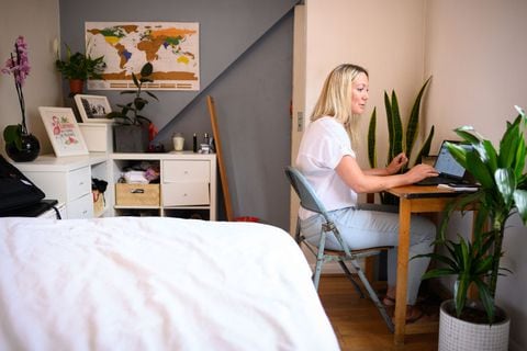 La voluntaria de crisis Rachael De Bose se sienta en el dormitorio donde normalmente inicia sesión durante sus turnos para el servicio de mensajes de texto de crisis Shout 85258, el 4 de junio de 2020 en Ealing, Reino Unido (Foto de Leon Neal/Getty Images)