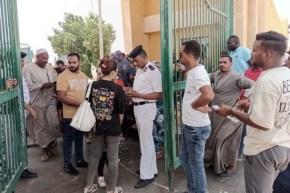 Además del "problema principal, que es la obtención de visas y la renovación de pasaportes", a los desplazados en Wadi Halfa les falta de todo: "comida, medicamentos, alojamientos, cuidados", afirma Mohammed.