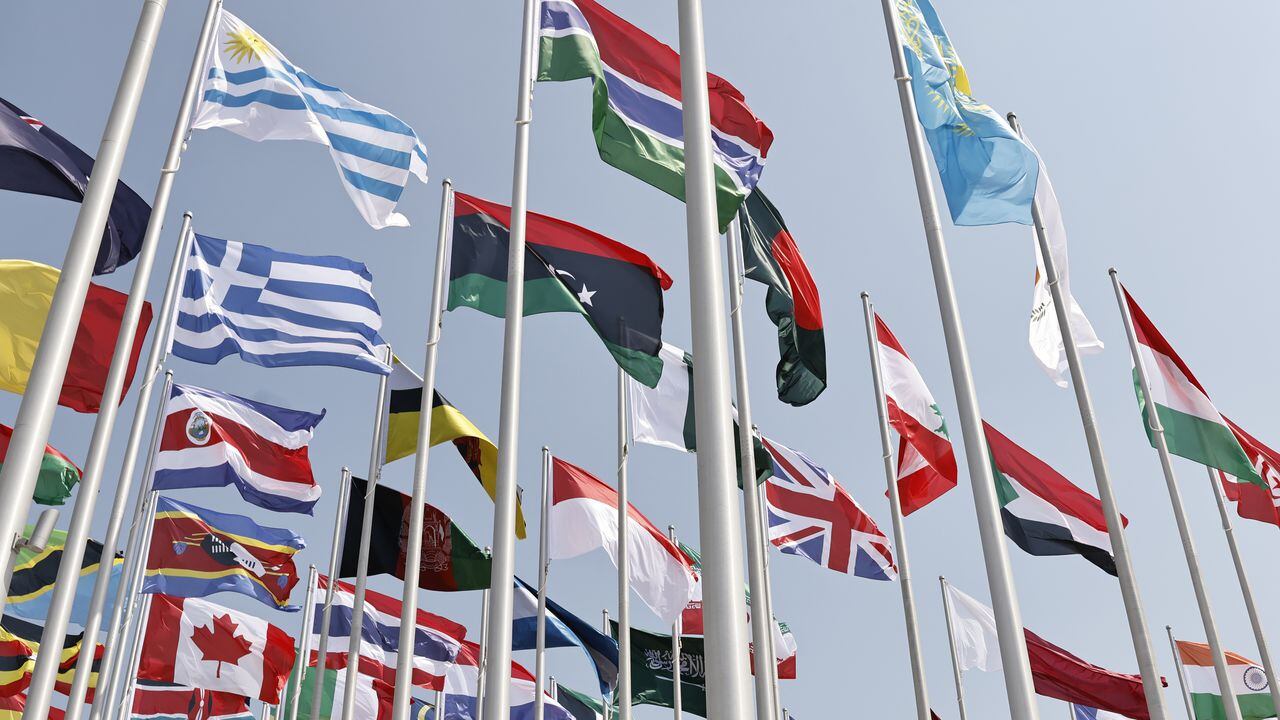 Banderas de las selecciones de fútbol de varios países.