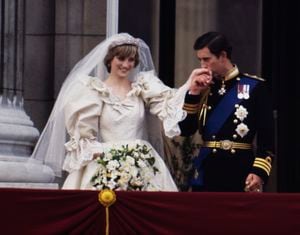 El Príncipe y la Princesa de Gales en el balcón del Palacio de Buckingham el día de su boda, 29 de julio de 1981. Diana lleva un vestido de novia de David y Elizabeth Emmanuel y la tiara de la familia Spencer. (Foto de Terry Fincher / Princess Diana Archive / Getty Images)