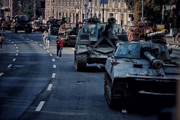 Dedicado al Día de la Independencia de Ucrania, una exposición de equipo militar ruso destruido comenzó a organizarse en la calle central de Kiev.