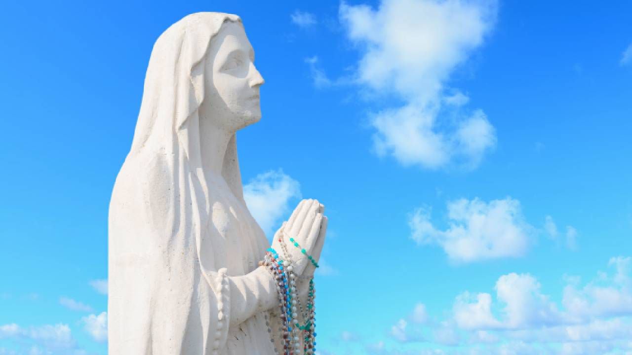 En la religión católica, la Virgen María es intercesora para que las súplicas sean escuchadas por Dios.