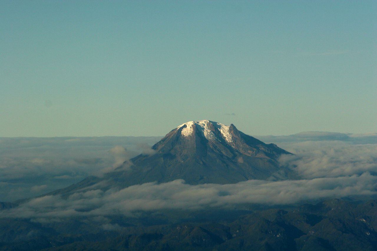 El volcán Nevado del Tolima, localizado en la Cordillera Central de los Andes, en el Parque Nacional Los Nevados, es reconocido por los senderistas y montañistas por su dificultad en el ascenso. Es posible llegar a la cima en una caminata de cuatro días. Foto: León Darío Peláez.