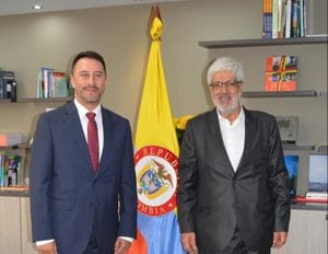 El ministro de Comercio, Industria y Turismo, Germán Umaña Mendoza, (derecha) posesionó a Arturo Bravo (izquierda) como nuevo viceministro de Turismo.