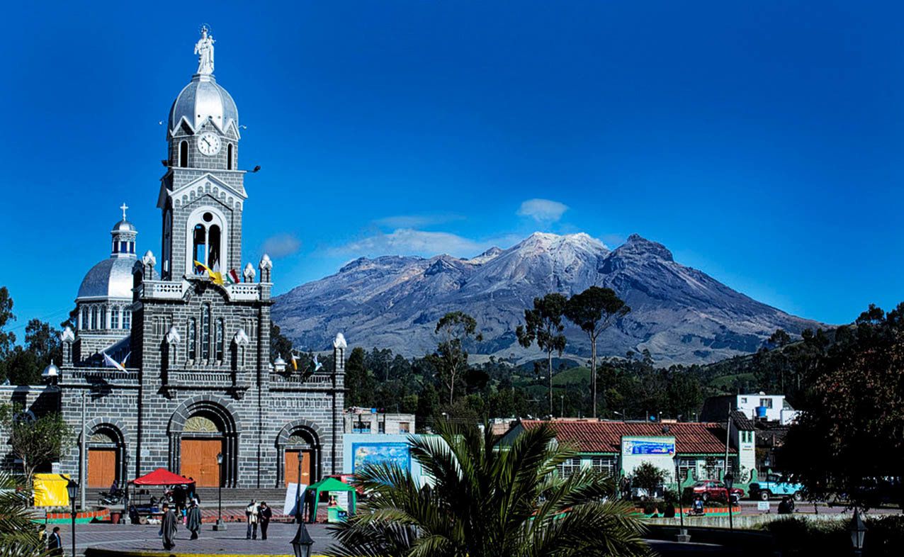 El volcán Cumbal es uno de los lugares favoritos de los amantes del senderismo y la caminata sobre montaña. Desde la cumbre se pueden apreciar los volcanes Chiles y Azufral, además de los nevados de Ecuador. Foto: Cortesía Awake Travel.