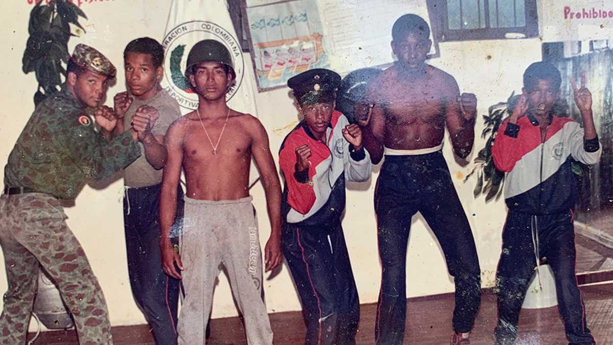 "Kid" Wilson, junto a sus compañeros de la liga de boxeo del Ejército nacional, en 1986.