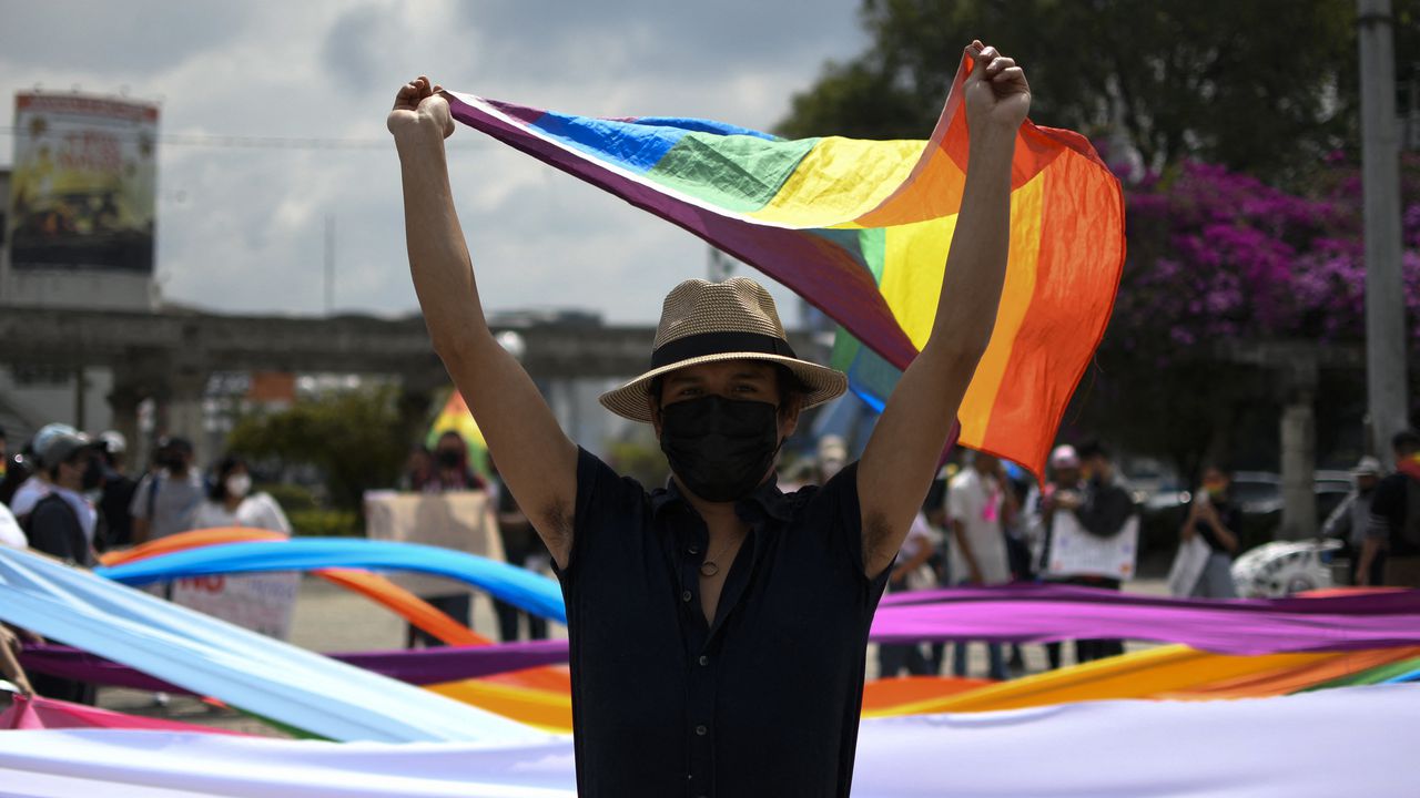 Guatemaltecos participan en "La marcha contra el odio" en la Ciudad de Guatemala el 12 de marzo de 2022. - Cientos de manifestantes protestaron el sábado en la capital guatemalteca en rechazo a una ley aprobada por el Congreso progubernamental que endurece las penas por el aborto, cierra el puerta al matrimonio entre personas del mismo sexo y limita los derechos de la comunidad LGBTI.